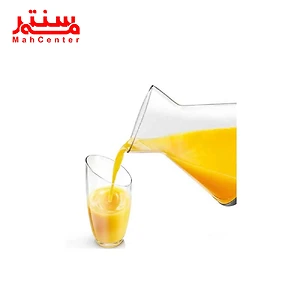 ریختن آب پرتقال تازه در لیوان شیشه‌ای از یک پارچ شفاف با طراحی مدرن.